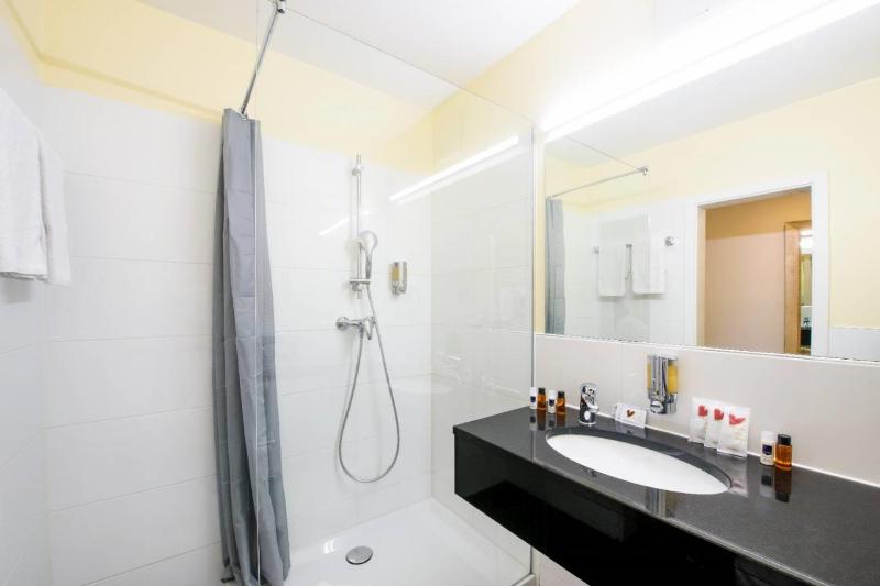 Double or Twin Room image 3
