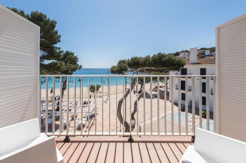 Double or Twin Room with Sea View image 4