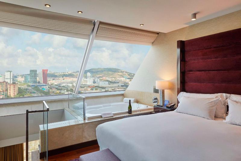 Loft With Panoramic View image 3