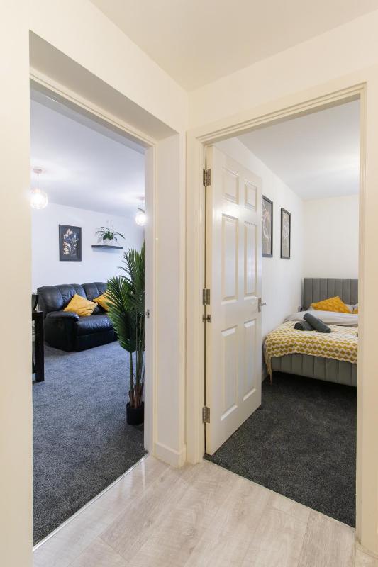 Open Mind Property - Luxury Apartment Near Hospital & Underground Free Parking for 2 Vehicles - image 27