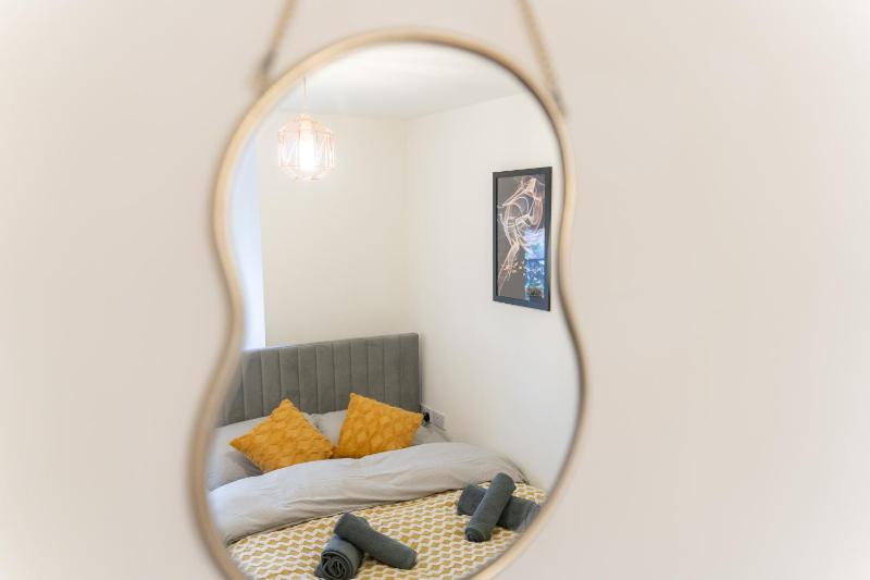 Open Mind Property - Luxury Apartment Near Hospital & Underground Free Parking for 2 Vehicles - image 14