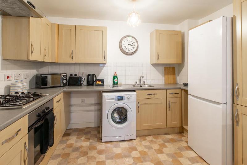 Open Mind Property - Luxury Apartment Near Hospital & Underground Free Parking for 2 Vehicles - image 9