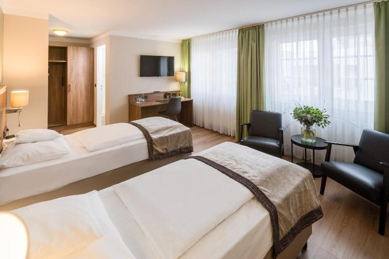 Standard Double Room image 4