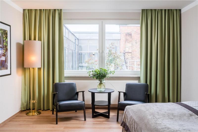 Standard Double Room image 3