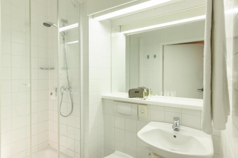 Standard Twin Room image 2