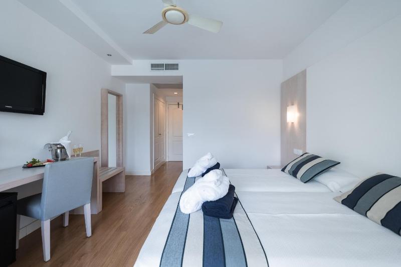 Double or Twin Room image 3