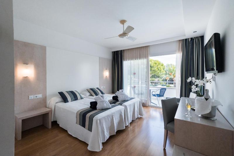 Double or Twin Room image 4