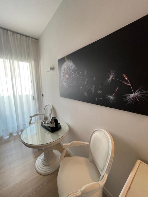 Junior Suite with Balcony image 4