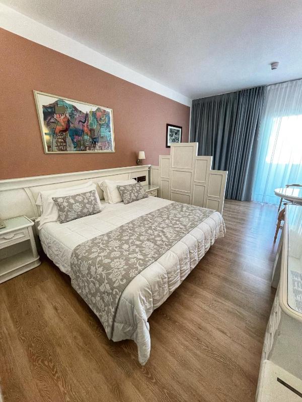 Junior Suite with Balcony image 2