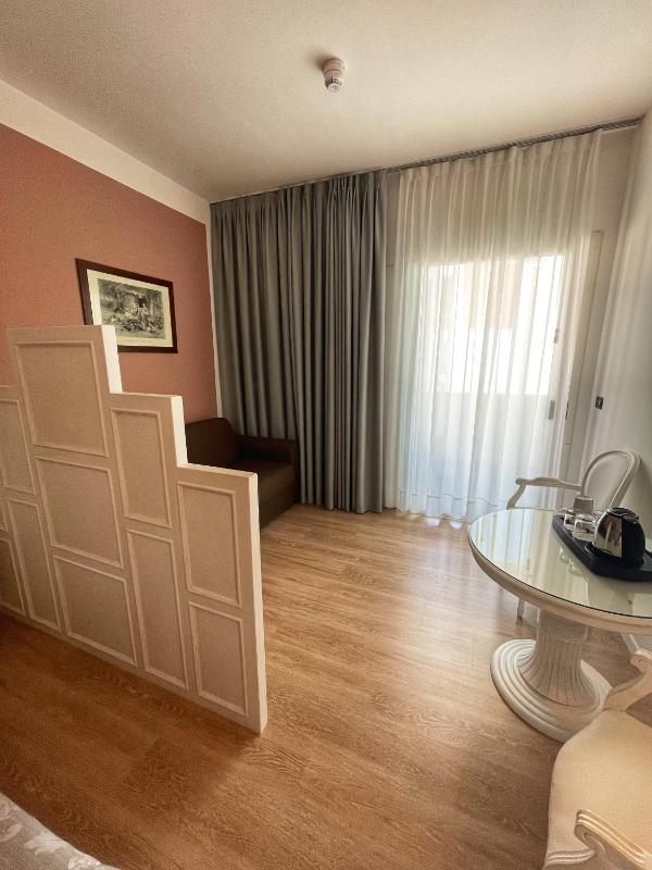 Junior Suite with Balcony image 3