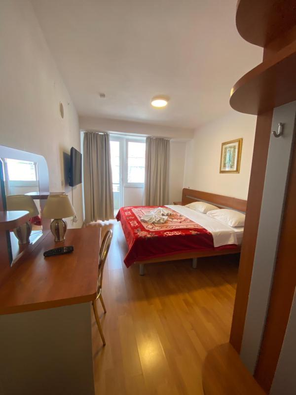 Double Room with Balcony image 2