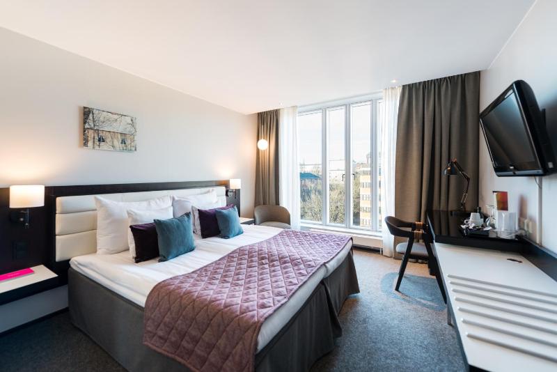 Standard Twin Room image 3