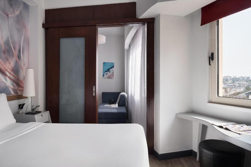 Superior Triple Room image 3