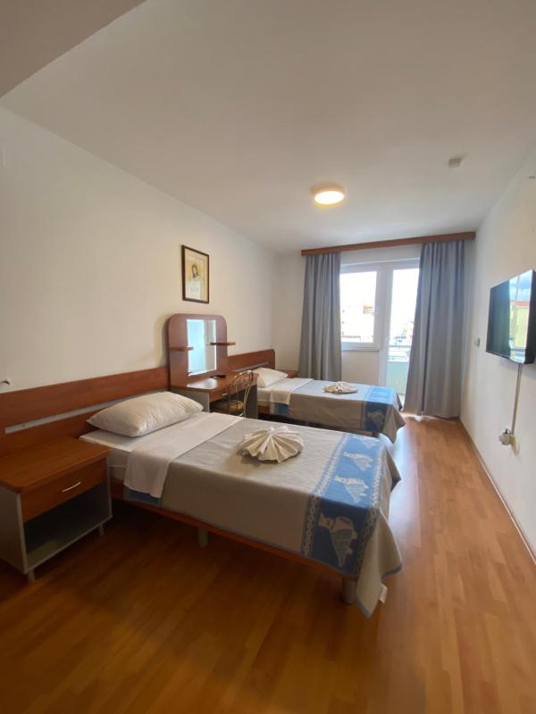 Twin Room with Balcony image 2