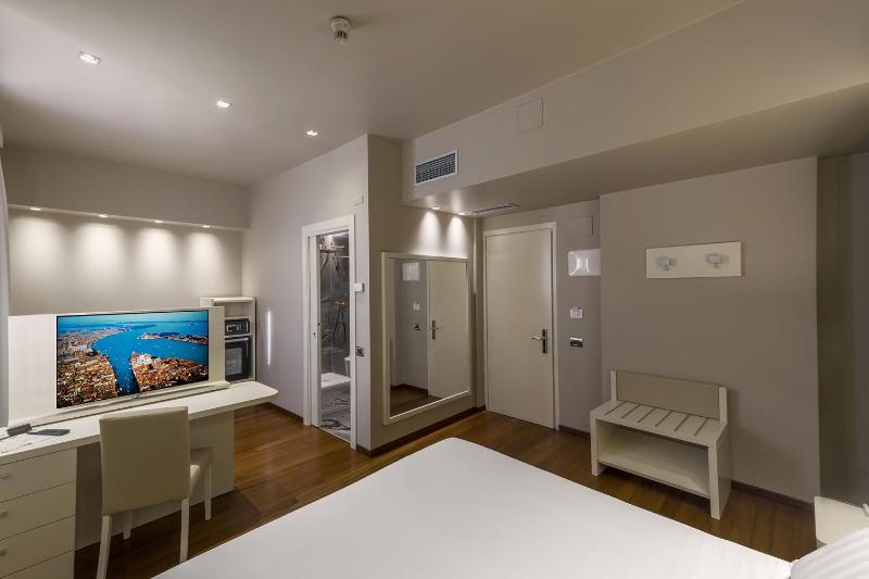 Family Room (2 Adults + 2 Children) image 1