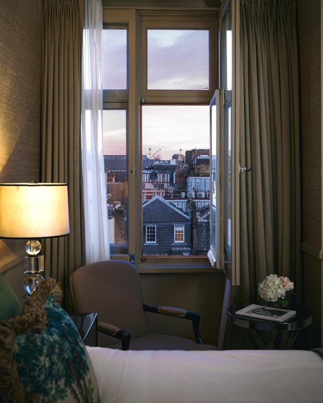 Deluxe Room image 3