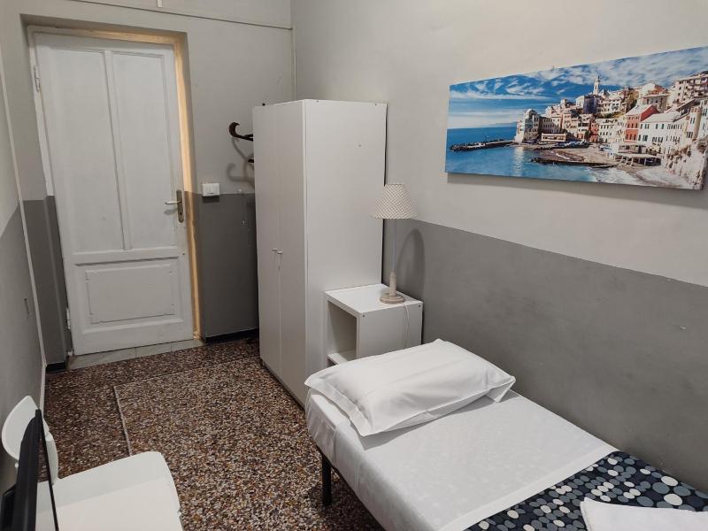 Single Room with Shared Bathroom image 4