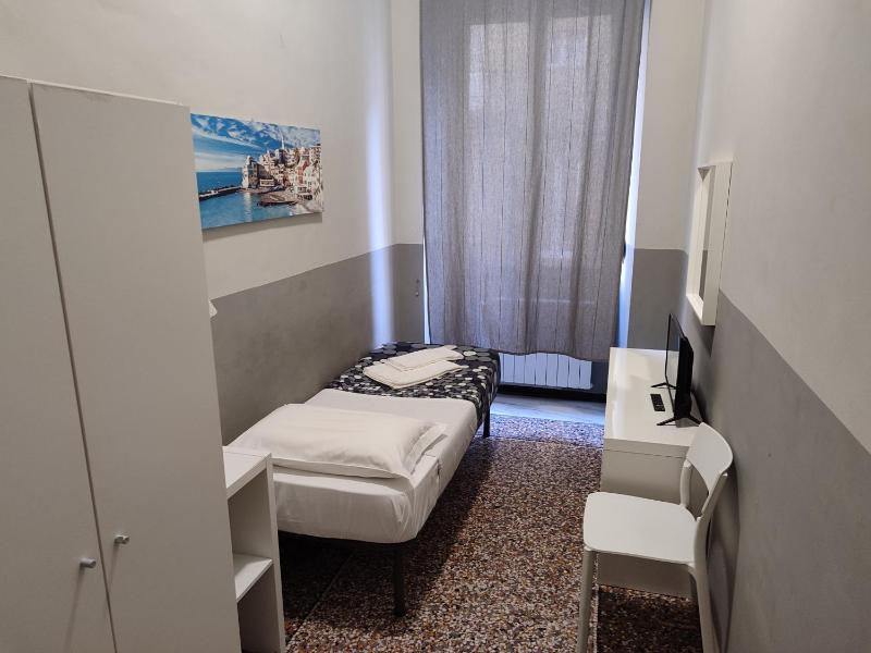 Single Room with Shared Bathroom image 3
