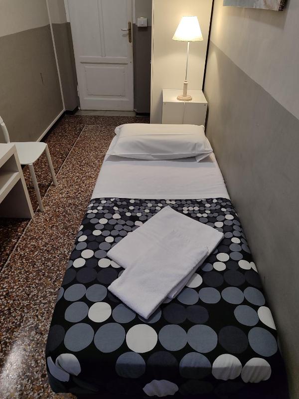 Single Room with Shared Bathroom image 1