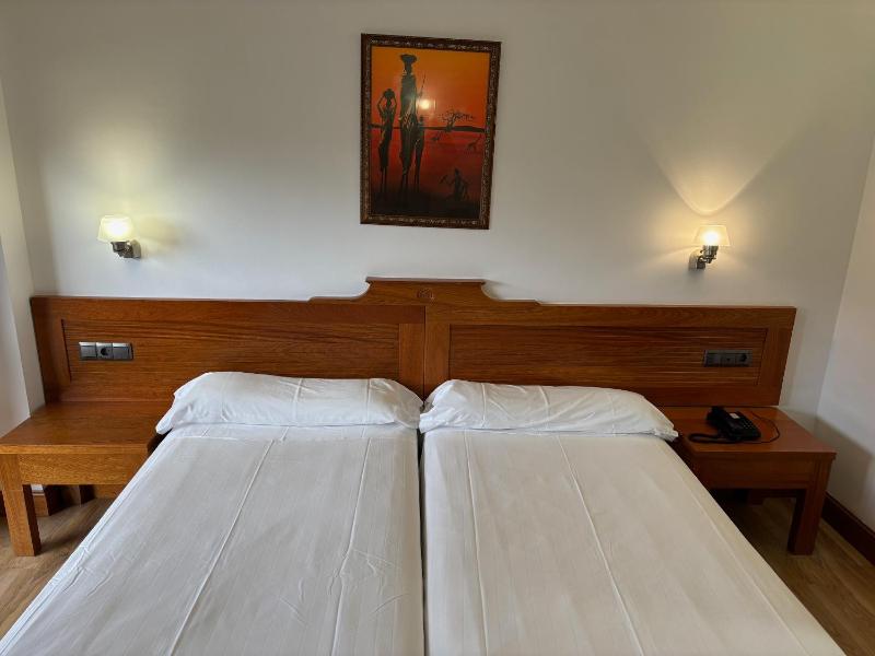 Twin Room image 1