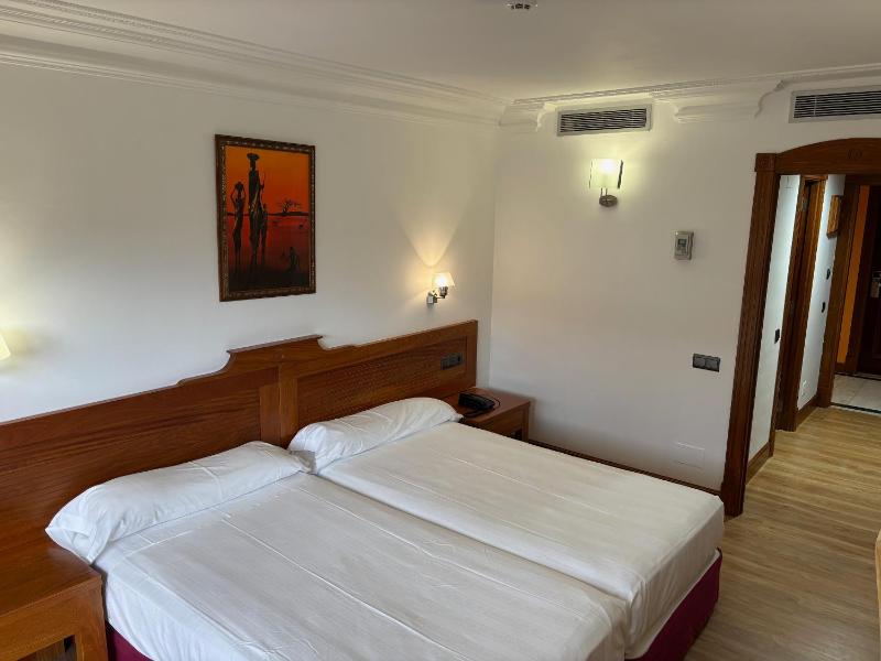 Twin Room image 4