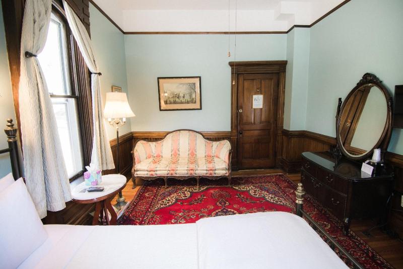 Reese Study Bedroom image 3