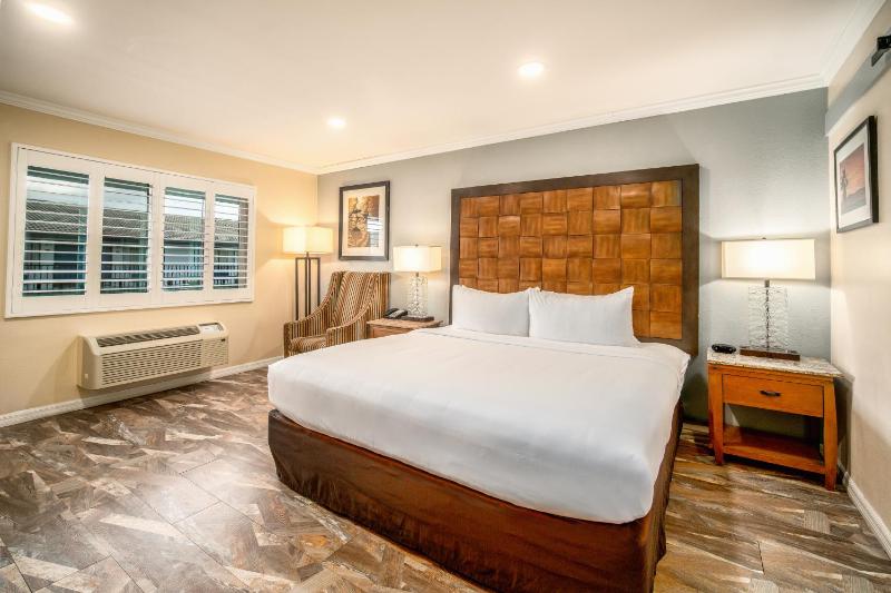 Standard Room, 1 King Bed, Non Smoking image 2