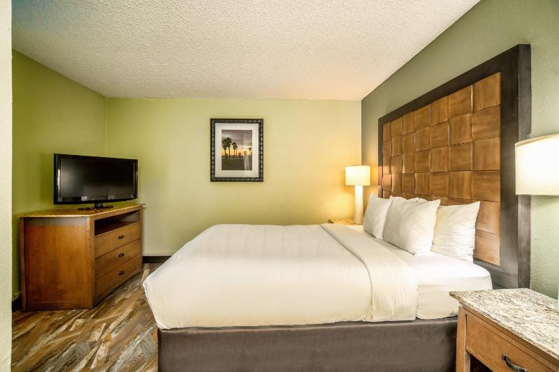 Two Bedroom Suite, 2 Queen Beds with Sofa Bed, 2 Bathrooms, Non Smoking image 4