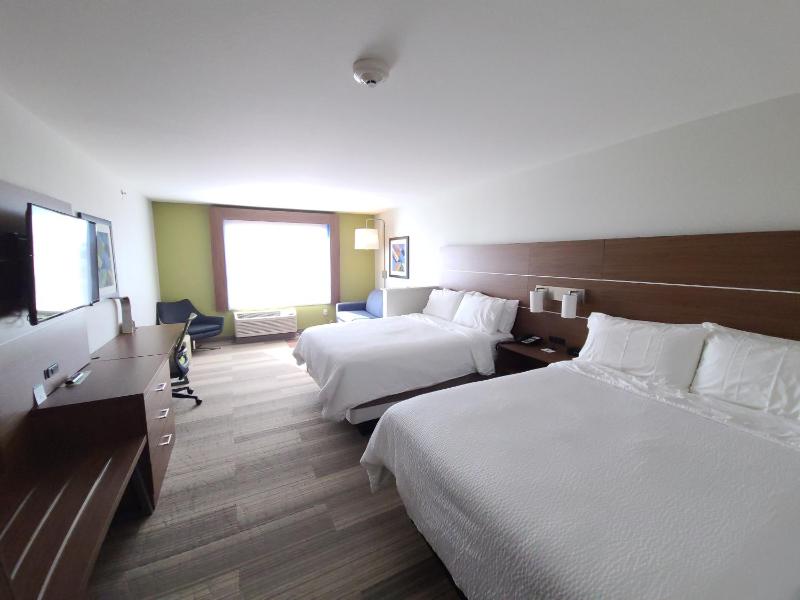 Queen Suite with Two Queen Beds and Additional Living Area image 3