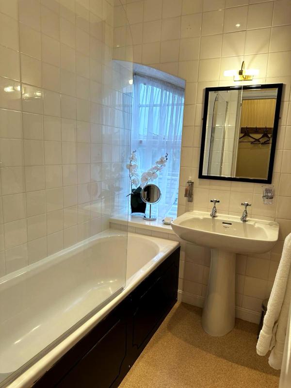 Double Room with Four Poster Bed image 2