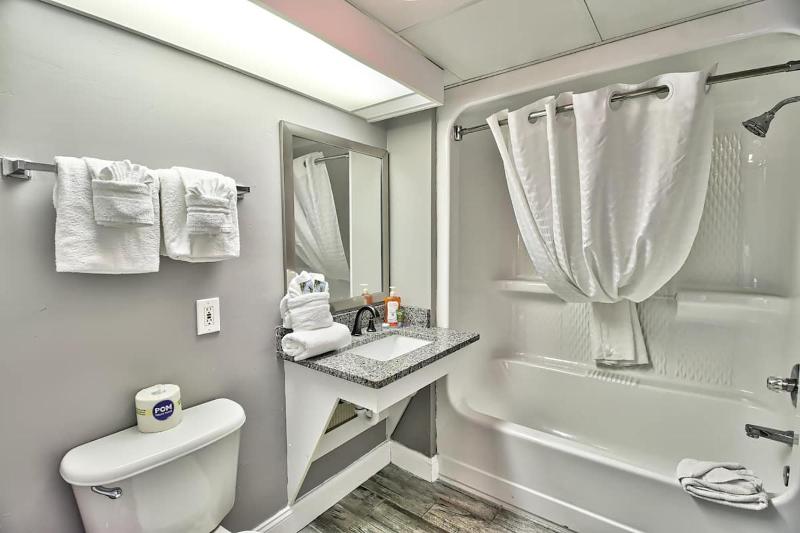Newly Updated Camelot Resort Unit 409 - image 3