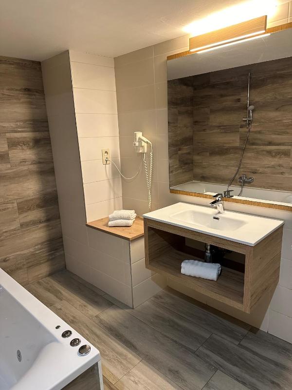 Prestige Suite with Spa Bath image 4