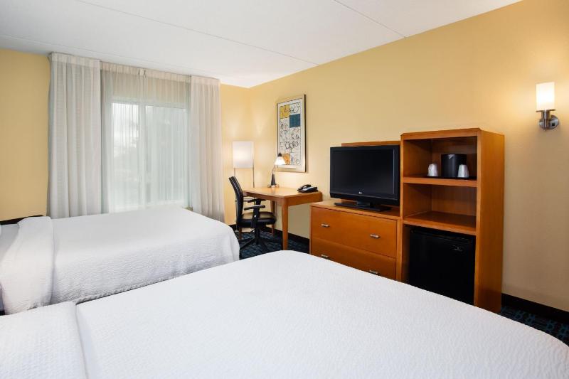 Queen Room with Two Queen Beds image 4