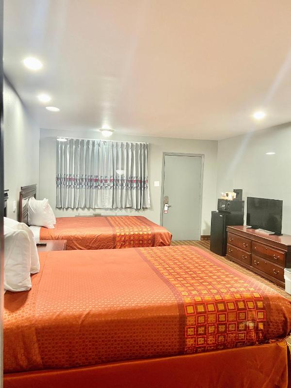 Queen Room with Two Queen Beds Non-Smoking