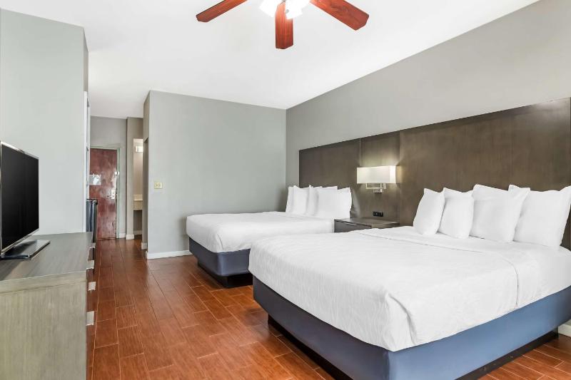 Queen Room with Two Queen Beds - Non-Smoking image 4