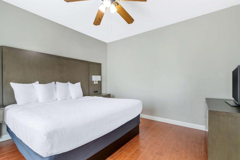 2 Bedroom Suite - Non-Smoking image 3
