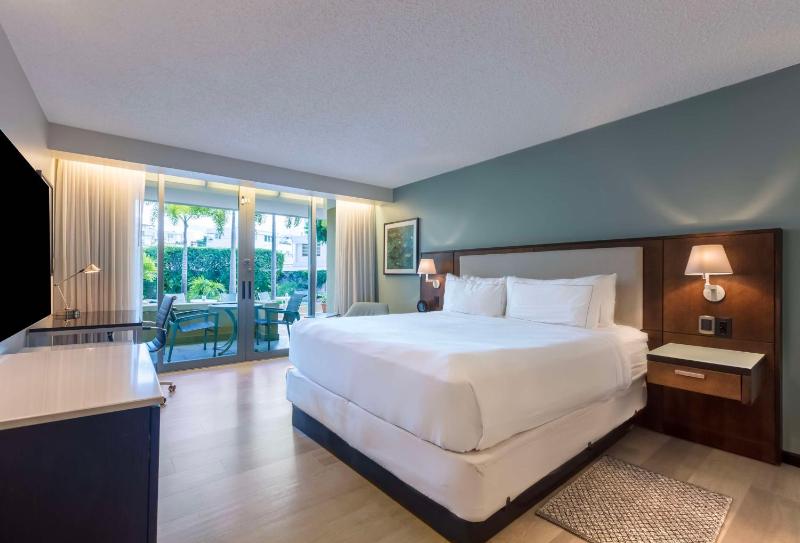 King Room with Balcony and Garden View image 4