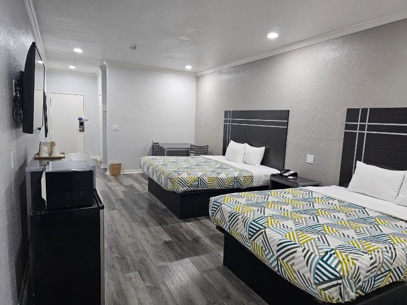 Deluxe Queen Room with Two Queen Beds - Smoking image 1