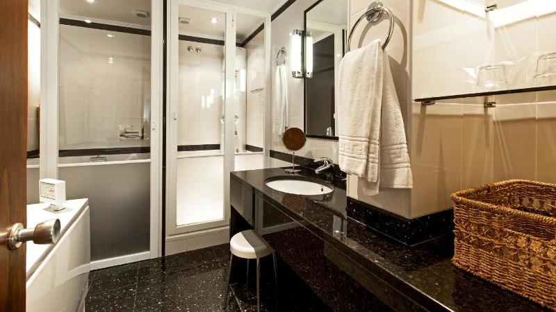 Junior Suite with Sea View and Balcony image 4