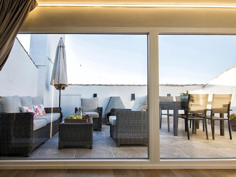 One-Bedroom Apartment image 4