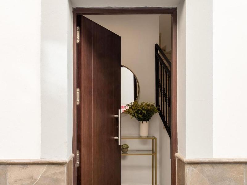 ChezmoiHomes Gran Via house with parking - image 7