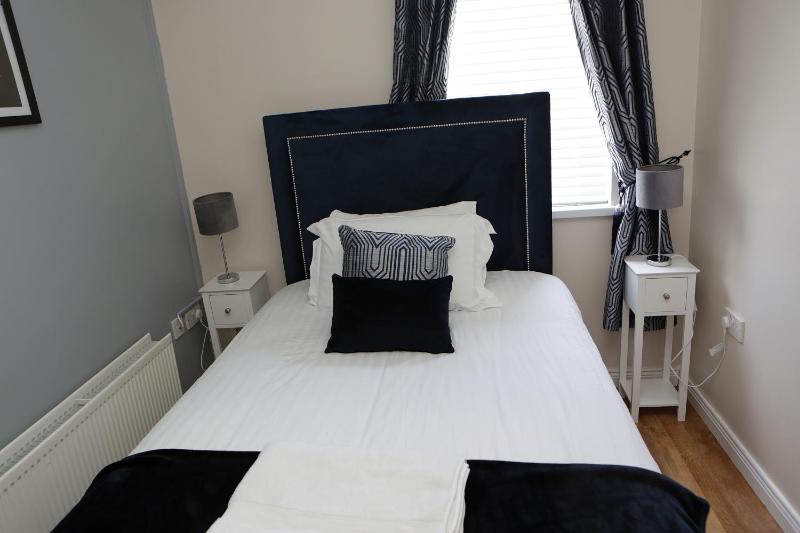 Single Room with Private Bathroom image 3