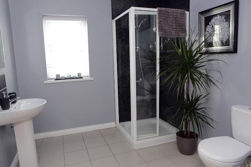 Single Room with Private Bathroom image 2