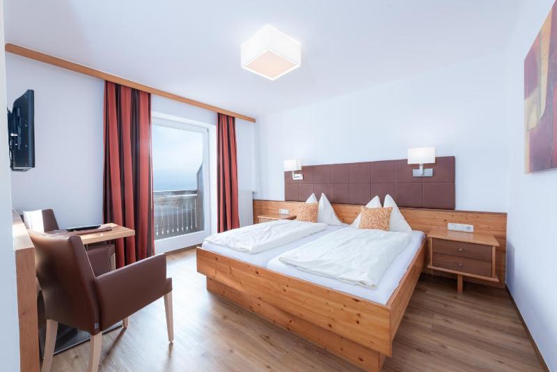 Standard Double Room image 3