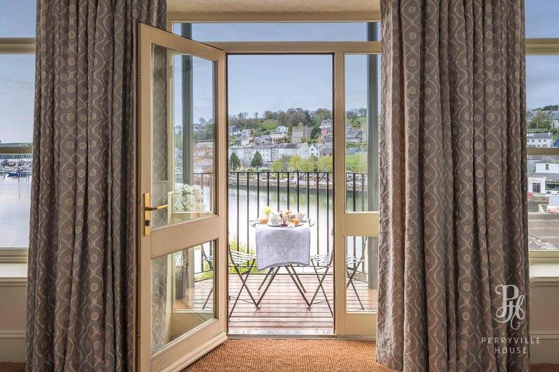 Junior Suite with Balcony image 4