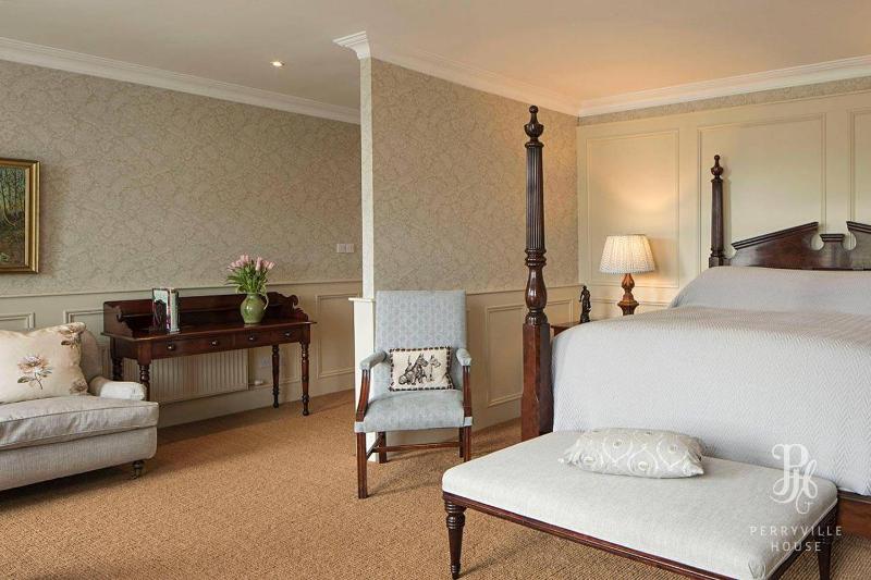 Junior Suite with Balcony image 3