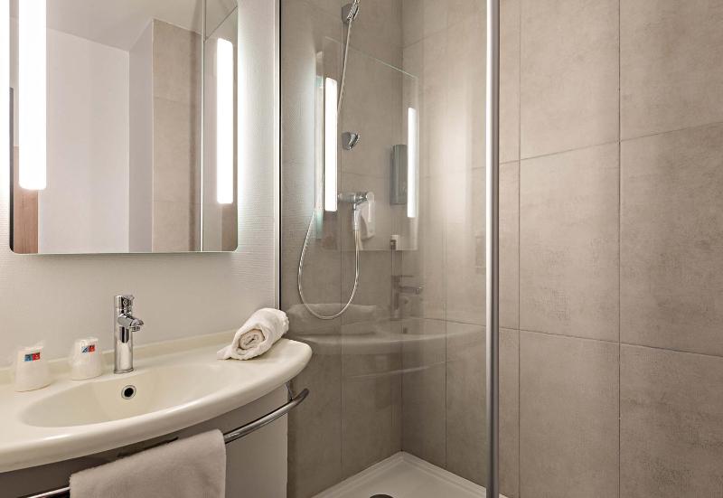 Standard Double Room image 3