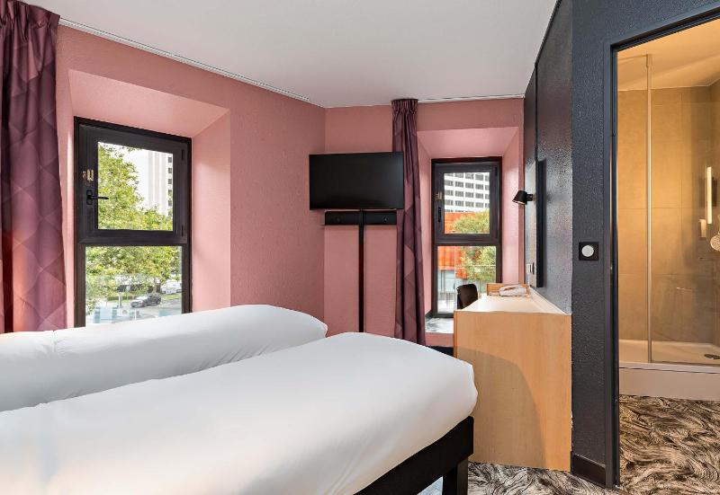 Standard Twin Room image 1