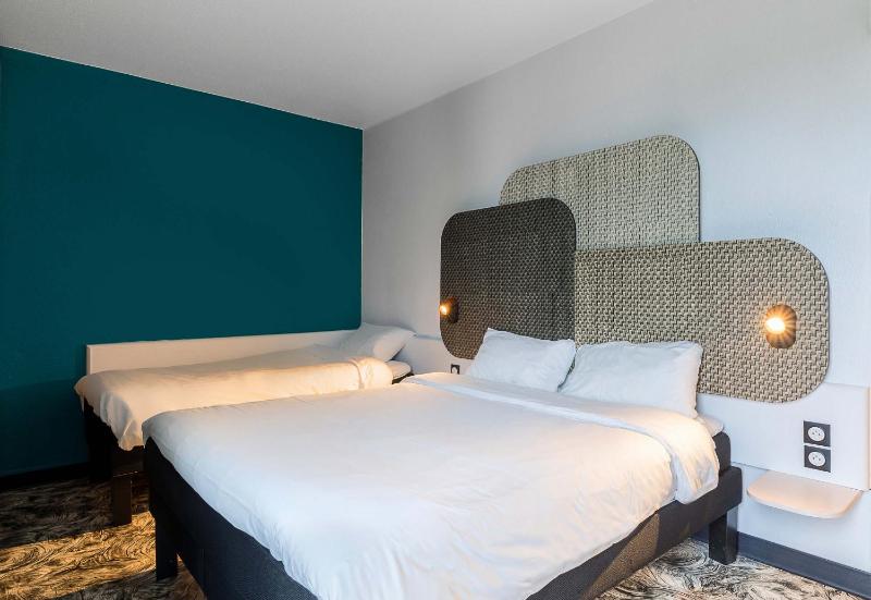 Standard Room with One Double Bed and One Single Bed image 1