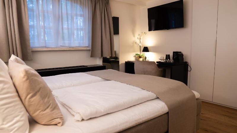 Small Double Room image 4